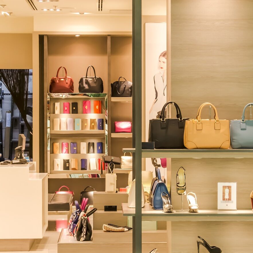 サコッシュとかクロスボディバッグの小さいやつ持ってる奴ｗｗｗ