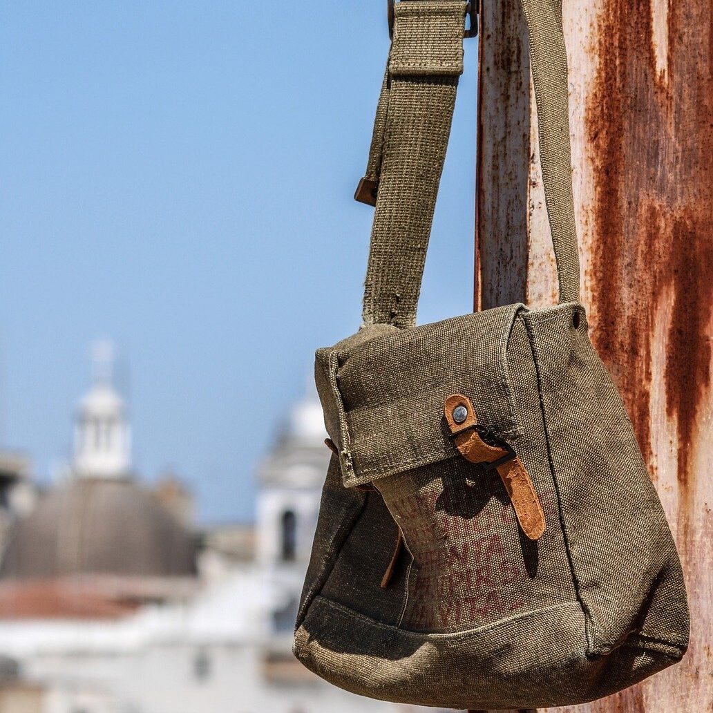 結局男がプライベートで使うバッグの最適解はボディバッグだよな