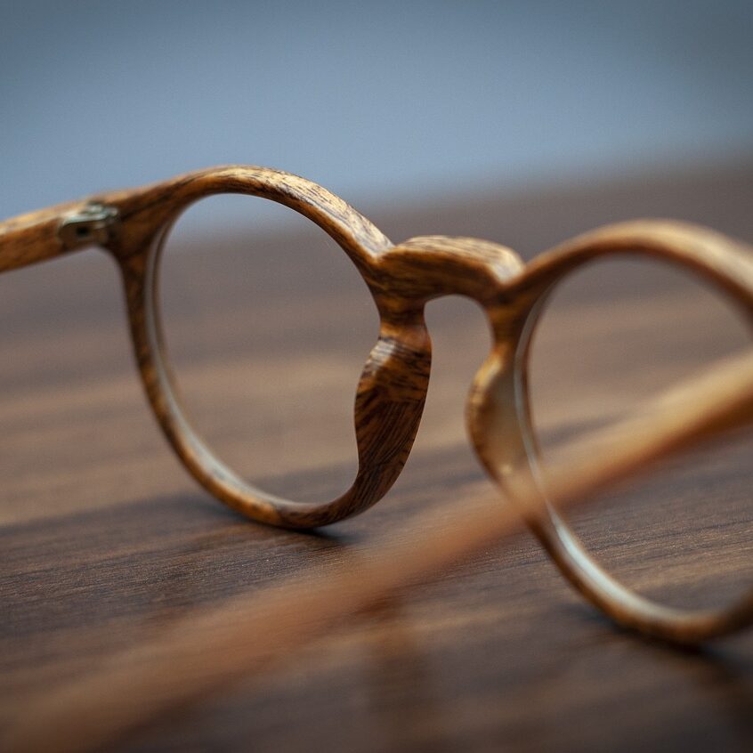 メガネいくらかけてる？