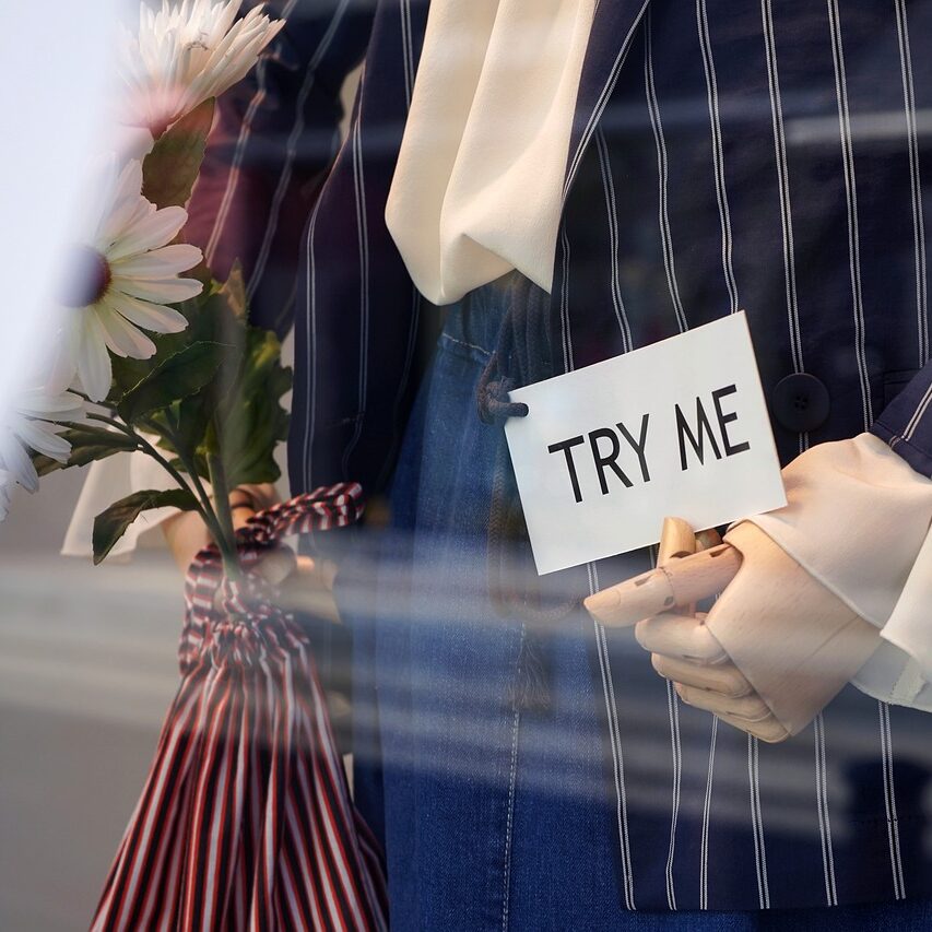 土曜日デートなんやが、「Tシャツデニム」か「柄シャツスラックス」で迷っとる