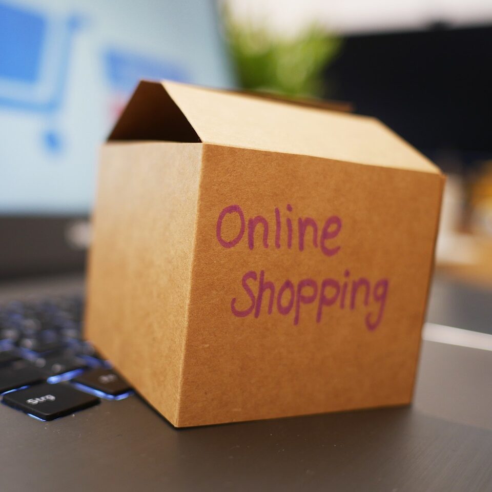 ユニクロで服買ってきた俺の見てくれを見てくれ！