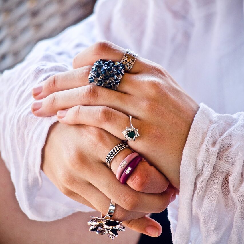 お前らってアクセサリー付けたりするの？