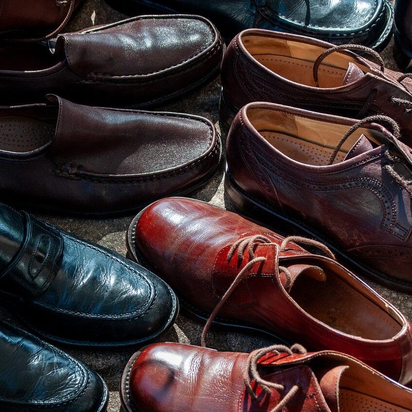 陰キャのくせに派手な靴履いてるやつwww