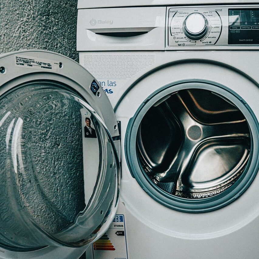 最近洗濯すると黒いシャツに洗剤やらホコリが着くんやが