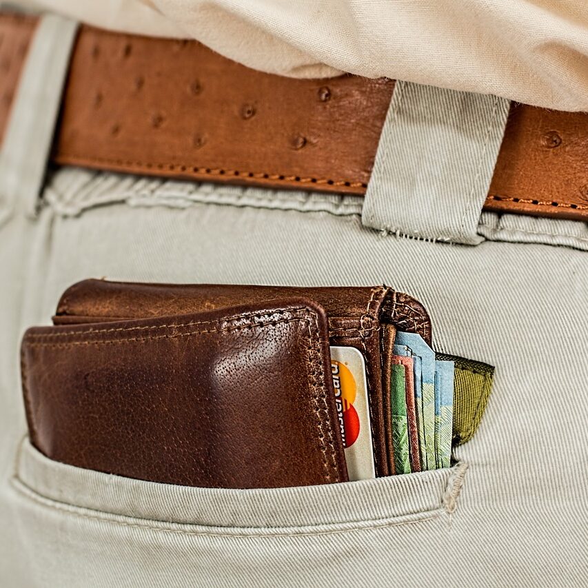 衣料品に年間どれくらい使ってる？