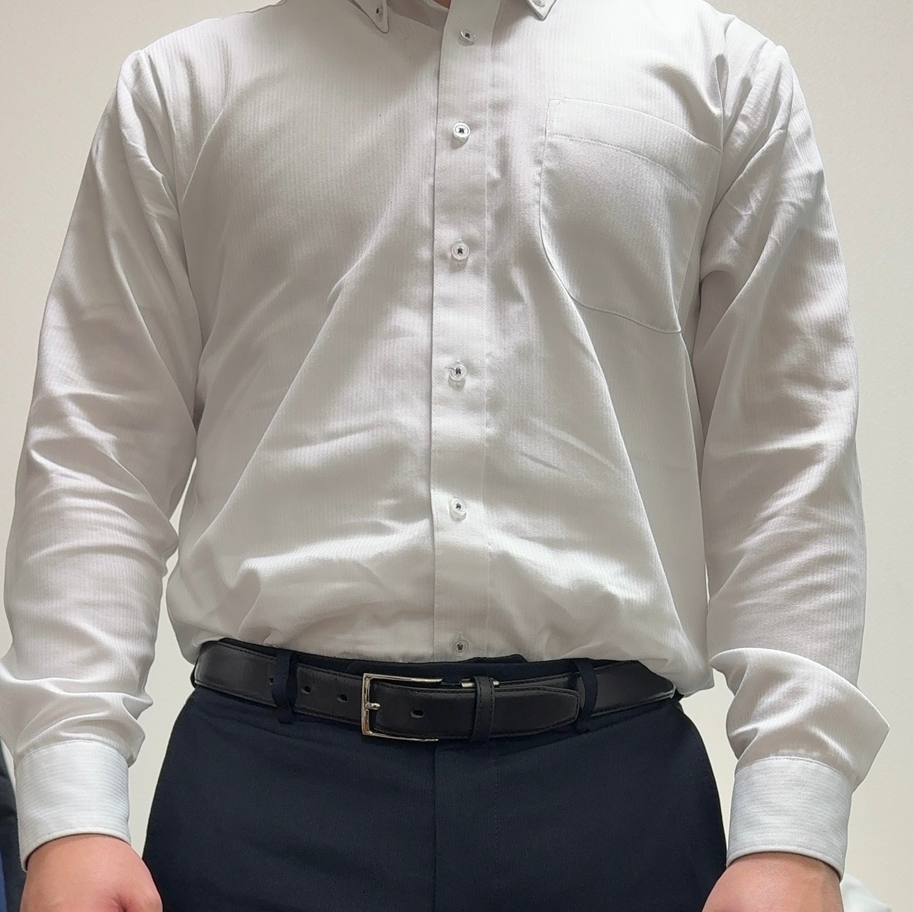 長袖のワイシャツで袖まくりしとるやつ