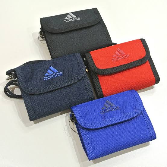 コンパクト財布使ってるアホ笑