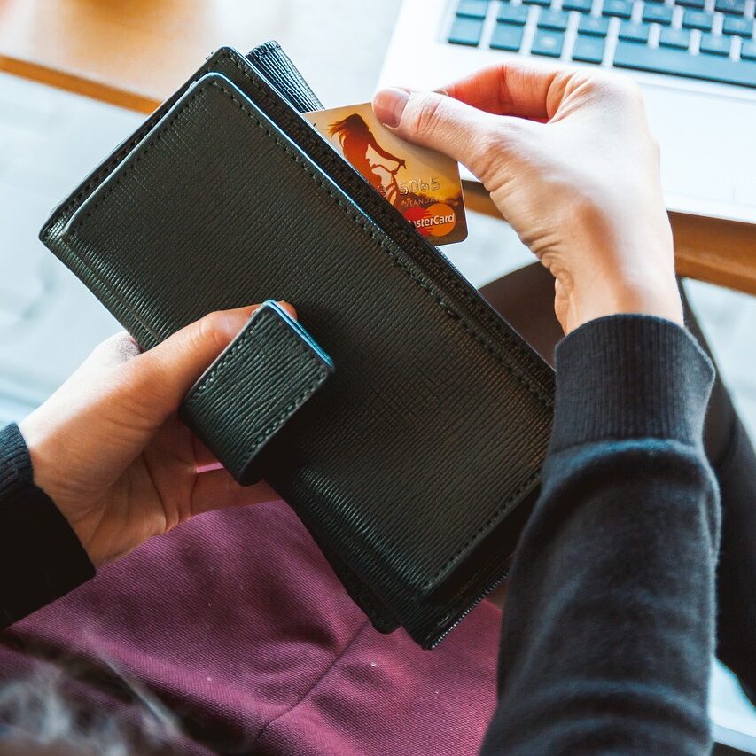 長財布←大金持ってイキってそう  2つ折り財布←貧乏そう