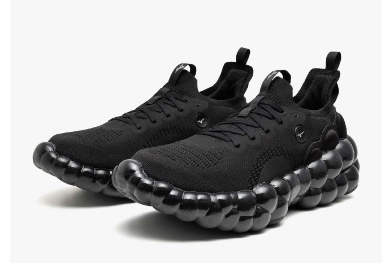 黒以外のスニーカー履いてるやつ逆張りすぎだろ