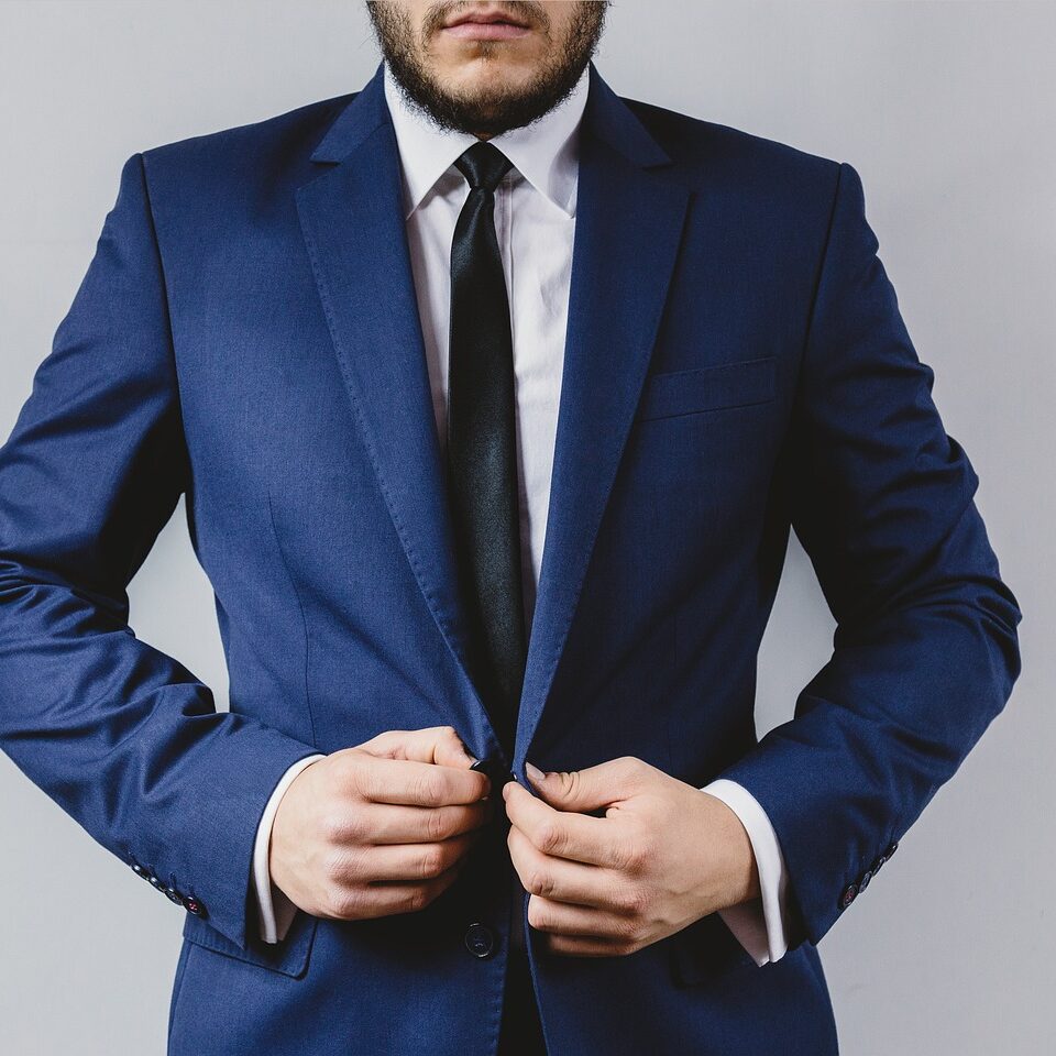 「スーツでは下のボタンは閉めない」←これなんで早く教えてくれなかったの？