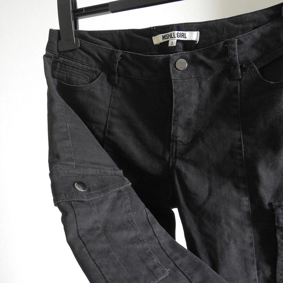 上の服が何色でもいけるズボンってある？