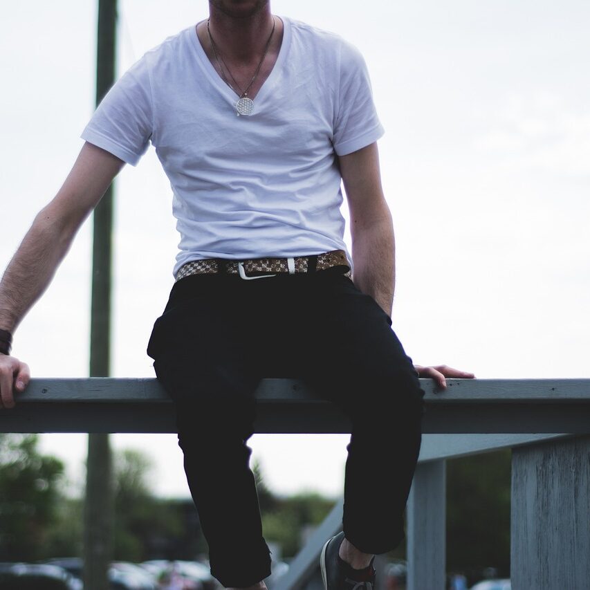 なぜ中年は“Tシャツのタックイン”に抵抗があるのか？　むしろタックアウトのほうが「だらしない」